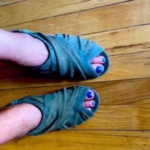 Blowfish Malibu peep toe green canvas wrap wedge